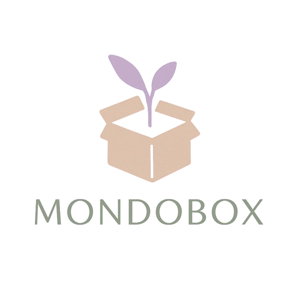 Logo de MONDOBOX avec une boîte en carton ouverte d'où pousse une plante lavande, représentant la croissance, le bien-être et les surprises zen. Design minimaliste avec typographie moderne vert sauge